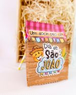 Mimos personalizados montados com o Kit Festa Junina Pandoca, em cestinha de palha.