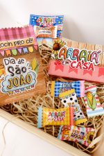 Mimos personalizados montados com o Kit Festa Junina Pandoca, em cestinha de palha.