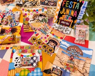 Mimos personalizados montados com o Kit Festa Junina Pandoca, em uma mesa decorada no tema de São João