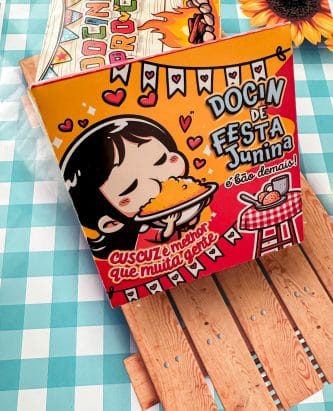 Caixinha de papel personalizada com tema de cuscuz de festa junina